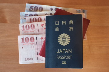 パスポートと海外紙幣(台湾ドル)