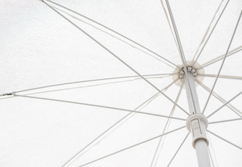 Obraz premium Biały parasol plażowy