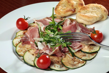 Parmaschinken auf Zucchinscheiben