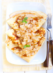 Pear, cinnamon and caramel crepes