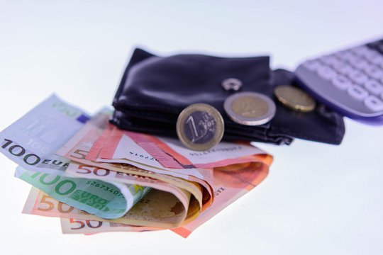 Symbolbild: steigende Kosten, Geldscheine, Münzen, Geldbörse, Taschenrechner