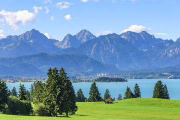 Blick auf den Forggensee mit Füssen und Allgäuer Alpen