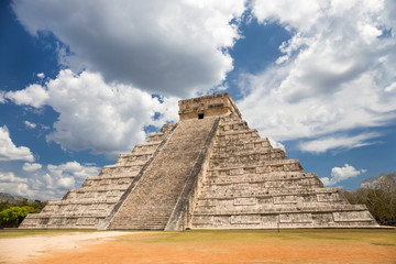 Fototapeta na wymiar Chichen Itza, mayan pyramid in Yucatan, Mexico