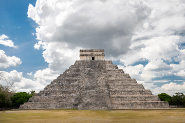 Fototapeta na wymiar Chichen Itza, mayan pyramid in Yucatan, Mexico