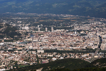 Fototapeta na wymiar Grenoble vue aérienne large sur la ville