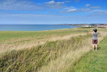 femme prenant une photo