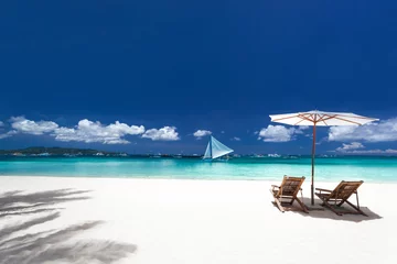 Photo sur Plexiglas Plage et mer Parasols et lits en bois sur la plage tropicale