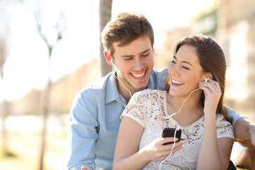 Obraz premium Couple listening to the music from a smart phone