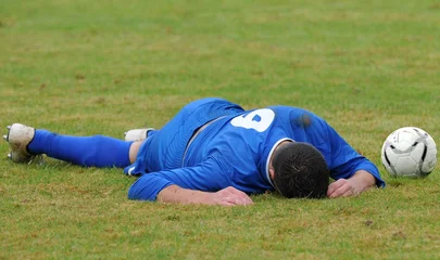 Acrylic prints Soccer footballeur blessé sur le terrain