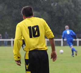 joueur sur la touche au football