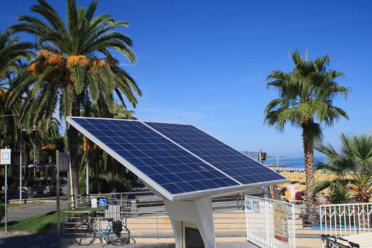 Stazione di ricarica solare pubblica per dispositivi elettronici