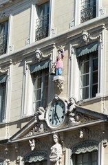 Fa&ccedil;ade d'immeuble grav&eacute;e avec statue