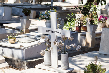 the inscription on the grave 