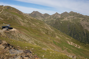 Fototapeta premium Alpage, herbe et vallée
