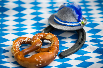 Hut mit weiß blauem Hintergrund