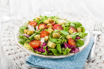Frischer Salat mit Croutons