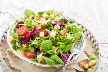 Frischer Salat mit Croutons