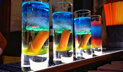 Quattro shortini in compagnia