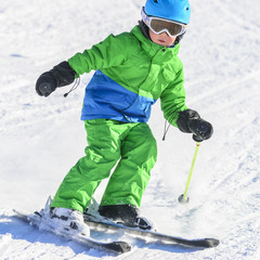 kleiner Junge fährt rasant Ski