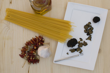 Spaghetti aglio olio e peperoncino con Tartufo Nero Pregiato