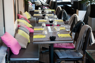 terrasse de restaurant avec coussins de couleur et couvertures