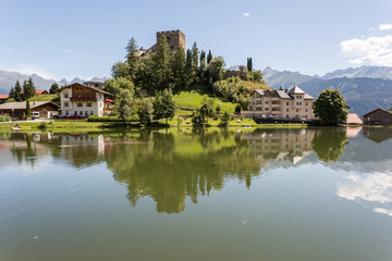 Fototapeta na wymiar Lac de Ladis, château, reflet