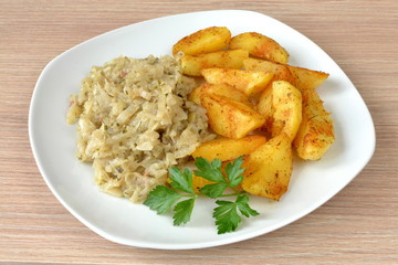 kapusta duszona z pieczonymi ziemniakami