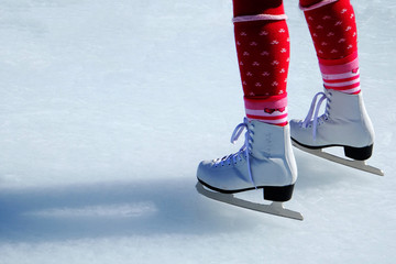 Bambina pattina su ghiaccio