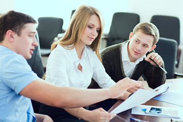 Obraz premium Young beautiful business woman with business partners, men at a