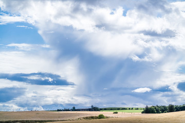 Fototapeta na wymiar Spektakuläre Wolken über Feld