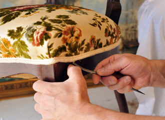 Renovación de la tapicería de una silla antigua