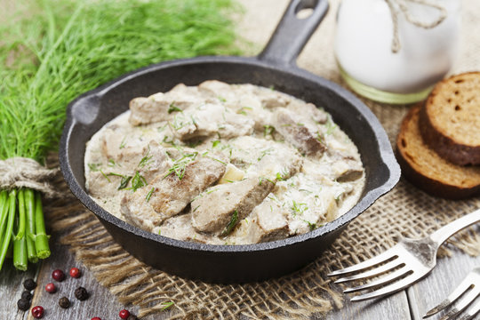 Liver stewed in sour cream