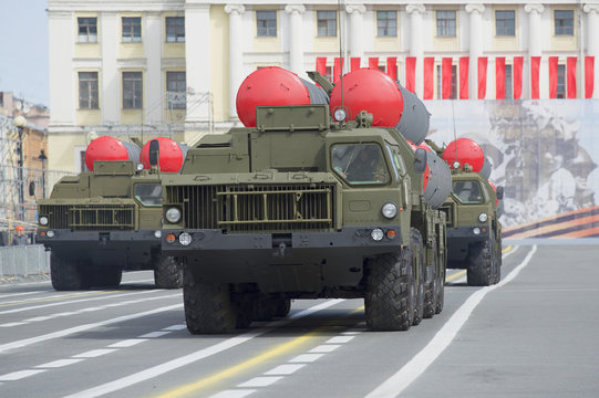 Три пусковых установок ЗРС С-300ПМ на марше. Репетиция парада в честь Дня Победы в Санкт-Петербурге