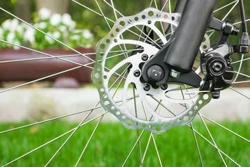 Crédence de cuisine en verre imprimé Vélo Metal disc brake detail on mountain bicycle