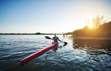 Woman kayaking on a lake © Flamingo Images