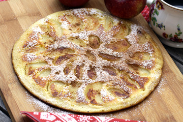 Frisch gebackener Apfelpfannkuchen rustikal