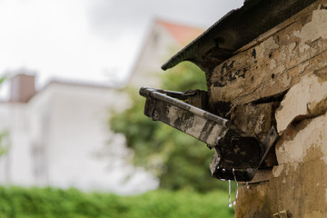 Regenrinne mit Wassertropfen