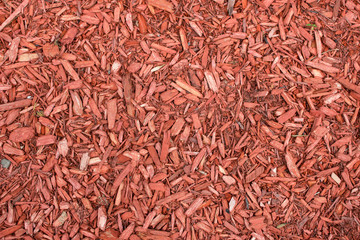 Fototapeta premium rote Holzhackschnitzel (red wood chips)