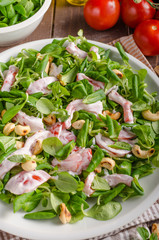 Salad with tomatoes and roasted nuts