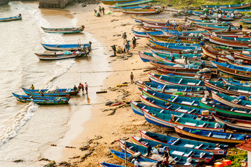 Crowds gather at fishing port to buy fresh catch on January 18, 2014 in Kanyakumari, south India.