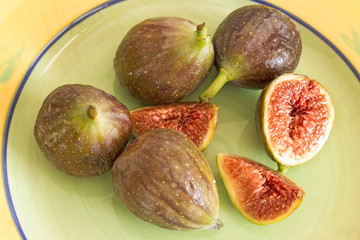 Ripe figs on a ceramic plate