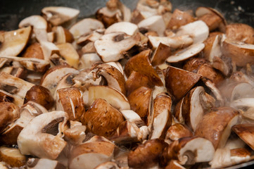 Chesnut mushrooms in frying pan.