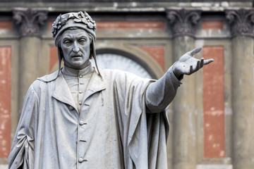 Standbeeld van Dante Alighieri in Napels, Italië