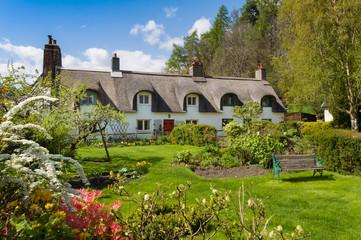 Fototapeta na wymiar Thatched cottages in Fortingall village.