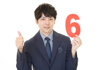 数字の６を持つ男性