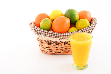 新鮮な果物とジュース