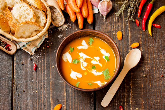Carrot cream soup with cream and thyme