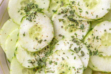 salade de concombre aux fines herbes