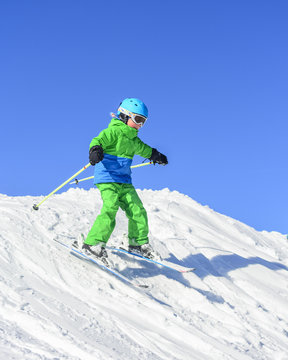 kleiner Junge beim Skifahren