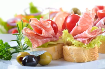 Papier Peint photo Buffet, Bar Partyhäppchen mit feiner italienischer Salami,  Salatblatt und Cherrytomate